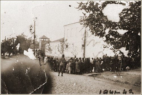 Zsidó foglyok Kamenyec-Podolszkijban, a menet a városon kívüli területre tart, ahol a zsidókat kivégezték. A fotót Spitz Gyula, magyar munkaszolgálatos sofőr készítette titokban (Forrás: Nemzeti Múzeum)
